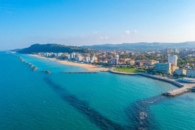 İtalyan şehri Pesaro 'daki plajın havadan görünüşü.
