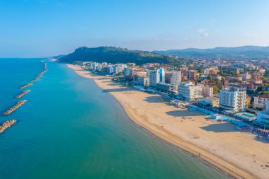 İtalyan şehri Pesaro 'daki plajın havadan görünüşü.