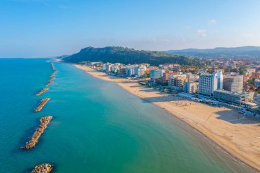 İtalyan şehri Pesaro 'daki plajın havadan görünüşü.