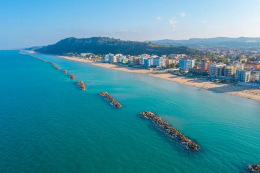 İtalyan şehri Pesaro 'daki plajın havadan görünüşü.