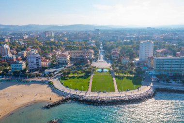 İtalyan şehri Pesaro 'daki plajın havadan görünüşü.