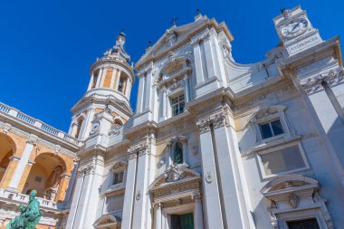 İtalya 'daki Kutsal Loreto Evi' nin mabedi..