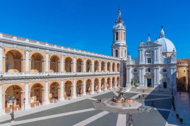 Piazza della Madonna ve İtalya 'daki Loreto Kutsal Evinin Sığınağı.