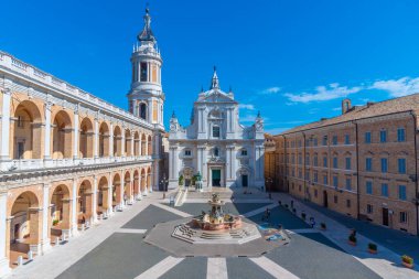 Piazza della Madonna ve İtalya 'daki Loreto Kutsal Evinin Sığınağı.