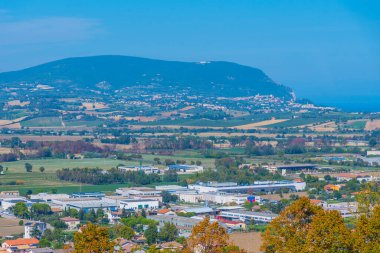 İtalya 'da Conero doğal parkı yakınlarındaki Marche bölgesinin manzarası.