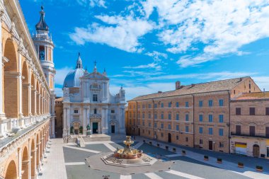 Piazza della Madonna ve İtalya 'daki Loreto Kutsal Evinin Sığınağı.