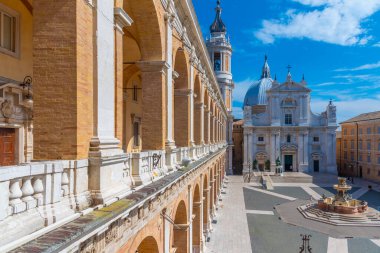 Piazza della Madonna ve İtalya 'daki Loreto Kutsal Evinin Sığınağı.