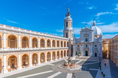 Piazza della Madonna ve İtalya 'daki Loreto Kutsal Evinin Sığınağı.