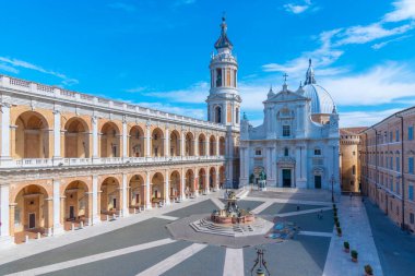 Piazza della Madonna ve İtalya 'daki Loreto Kutsal Evinin Sığınağı.