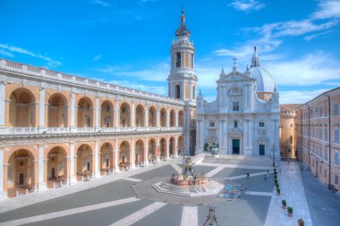 Piazza della Madonna ve İtalya 'daki Loreto Kutsal Evinin Sığınağı.