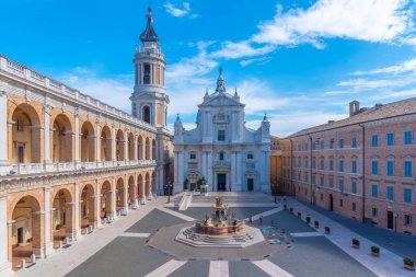 Piazza della Madonna ve İtalya 'daki Loreto Kutsal Evinin Sığınağı.