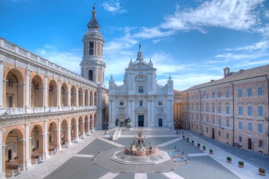 Piazza della Madonna ve İtalya 'daki Loreto Kutsal Evinin Sığınağı.
