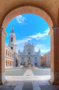 Piazza della Madonna ve İtalya 'daki Loreto Kutsal Evinin Sığınağı.