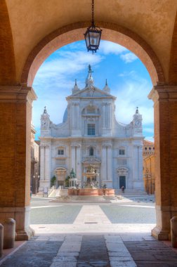 Piazza della Madonna ve İtalya 'daki Loreto Kutsal Evinin Sığınağı.
