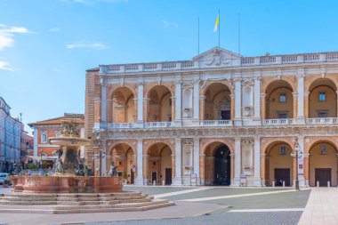 İtalya 'da loreto dilinde fontana maggiore.