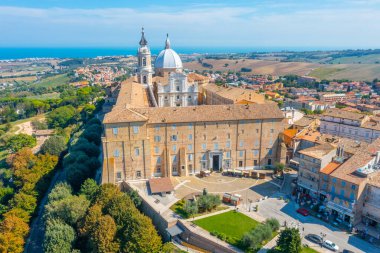 İtalya 'daki Loreto Kutsal Evi' nin havadan görünüşü..