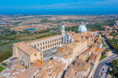 İtalya 'daki Loreto Kutsal Evi' nin havadan görünüşü..