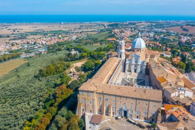 İtalya 'daki Loreto Kutsal Evi' nin havadan görünüşü..