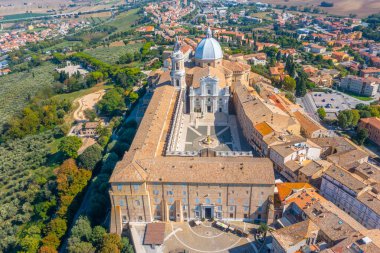 İtalya 'daki Loreto Kutsal Evi' nin havadan görünüşü..