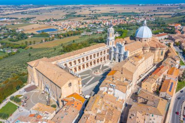 İtalya 'daki Loreto Kutsal Evi' nin havadan görünüşü..