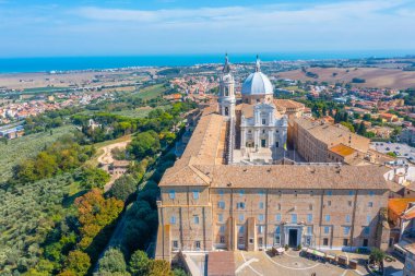 İtalya 'daki Loreto Kutsal Evi' nin havadan görünüşü..