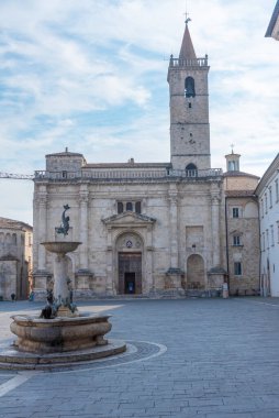 İtalyan şehri Ascoli Piceno 'daki katedral..