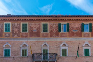 İtalya, Ascoli Piceno 'daki Piazza del Popolo' da tarihi bir ev cephesi.