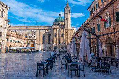 İtalyan şehri Ascoli Piceno 'daki Piazza del Popolo.