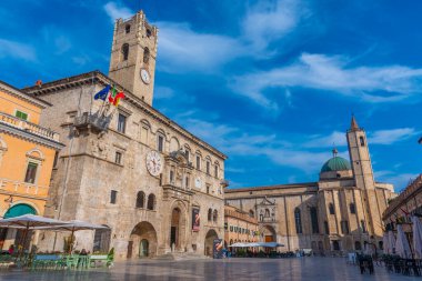 Palazzo dei Capitani del Popolo ve İtalyan şehri Ascoli Piceno 'daki Saint Francis Kilisesi.