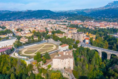 Malatesta kalesi ve İtalyan şehri Ascoli Piceno 'nun hava manzarası.