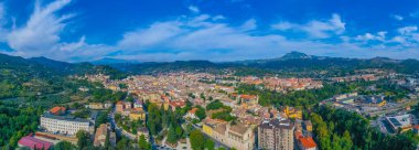 Malatesta kalesi ve İtalyan şehri Ascoli Piceno 'nun hava manzarası.