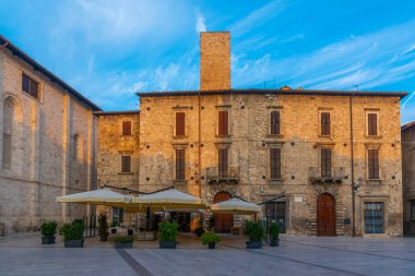 İtalyan şehri Ascoli Piceno 'daki Piazza Ventidio Basso.