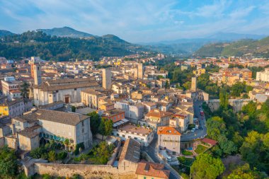 İtalyan şehri Ascoli Piceno 'nun şehir merkezinin havadan görünüşü.