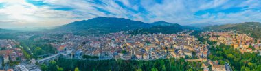 İtalyan şehri Ascoli Piceno 'nun şehir merkezinin havadan görünüşü.