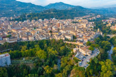 İtalyan şehri Ascoli Piceno 'nun şehir merkezinin havadan görünüşü.
