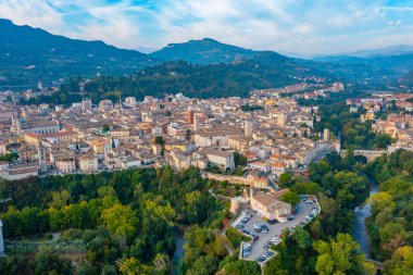 İtalyan şehri Ascoli Piceno 'nun şehir merkezinin havadan görünüşü.
