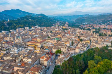 İtalyan şehri Ascoli Piceno 'nun şehir merkezinin havadan görünüşü.