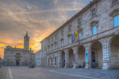 İtalyan şehri Ascoli Piceno 'daki katedralin gün doğumu manzarası.