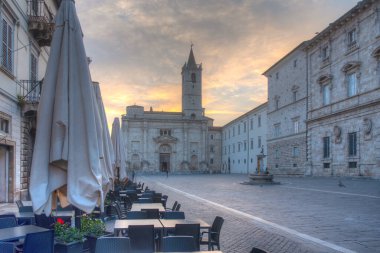İtalyan şehri Ascoli Piceno 'daki katedralin gün doğumu manzarası.