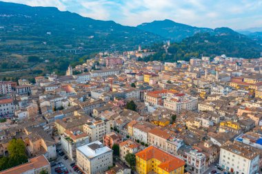 İtalyan şehri Ascoli Piceno 'nun şehir merkezinin havadan görünüşü.