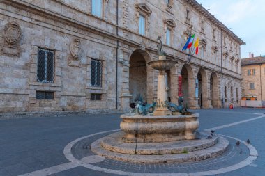 İtalyan kenti Ascoli Piceno 'daki Piazza Arringo' da Çeşme.