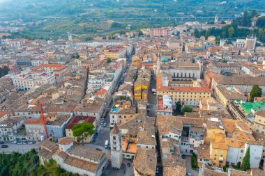 İtalyan şehri Ascoli Piceno 'nun şehir merkezinin havadan görünüşü.