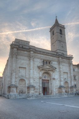 İtalyan şehri Ascoli Piceno 'daki katedralin gün doğumu manzarası.