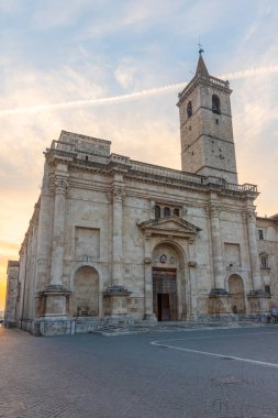 İtalyan şehri Ascoli Piceno 'daki katedralin gün doğumu manzarası.