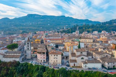İtalyan şehri Ascoli Piceno 'nun şehir merkezinin havadan görünüşü.