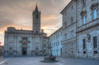 İtalyan şehri Ascoli Piceno 'daki katedralin gün doğumu manzarası.