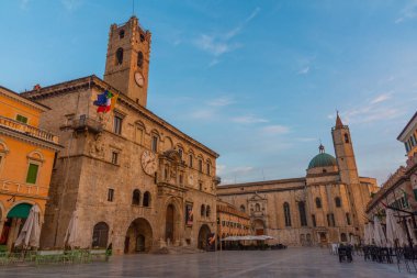 Palazzo dei Capitani del Popolo 'nun gündoğumu manzarası ve İtalyan şehri Ascoli Piceno' daki Saint Francis Kilisesi.