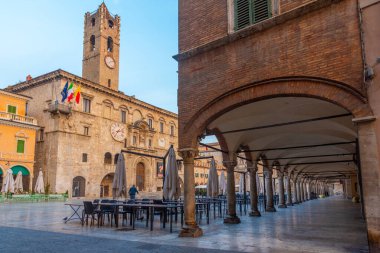 İtalyan şehri Ascoli Piceno 'daki Palazzo dei Capitani del Popolo' nun gündoğumu manzarası.