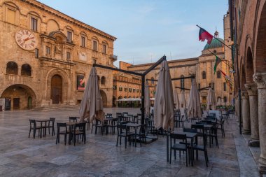 Palazzo dei Capitani del Popolo 'nun gündoğumu manzarası ve İtalyan şehri Ascoli Piceno' daki Saint Francis Kilisesi.
