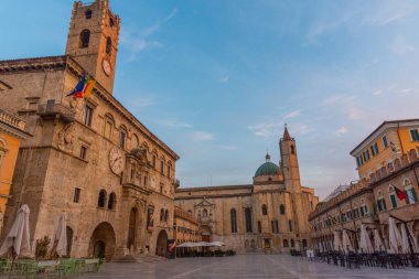 Palazzo dei Capitani del Popolo 'nun gündoğumu manzarası ve İtalyan şehri Ascoli Piceno' daki Saint Francis Kilisesi.